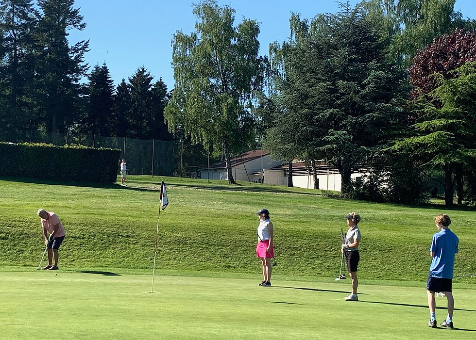 Au putting sur le green du 6.
