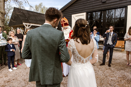 bruidspaar wordt toegesproken door Sinterklaas