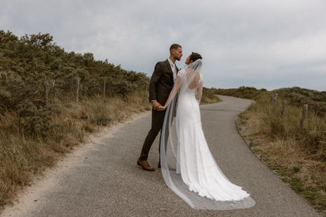 Bruidspaar in de duinen, fine art bruidsfotografie