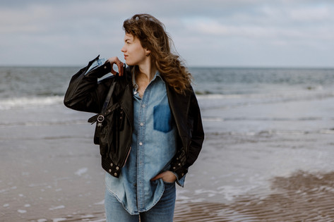 Vrouw op het strand van Vlissingen
