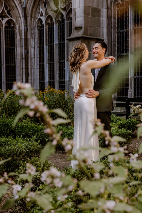 Hochzeitspaar im Garten der Abtei Middelburg