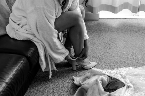 getting ready moment op de huwelijksochtend