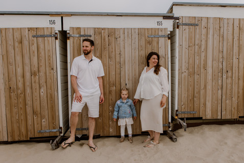 Gezin voor het strandhuisje in Vlissingen