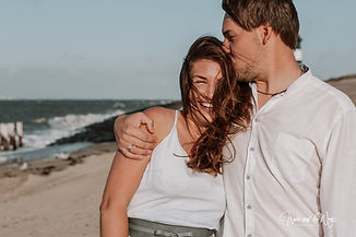 man en vrouw liefdevol op het strand