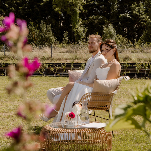 Bruidspaar met festivalvibes in tuin