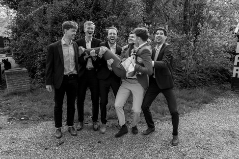 Vrienden van bruidegom tillen hem op 