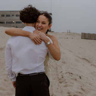 emotioneel moment na aanzoek met omhelzing