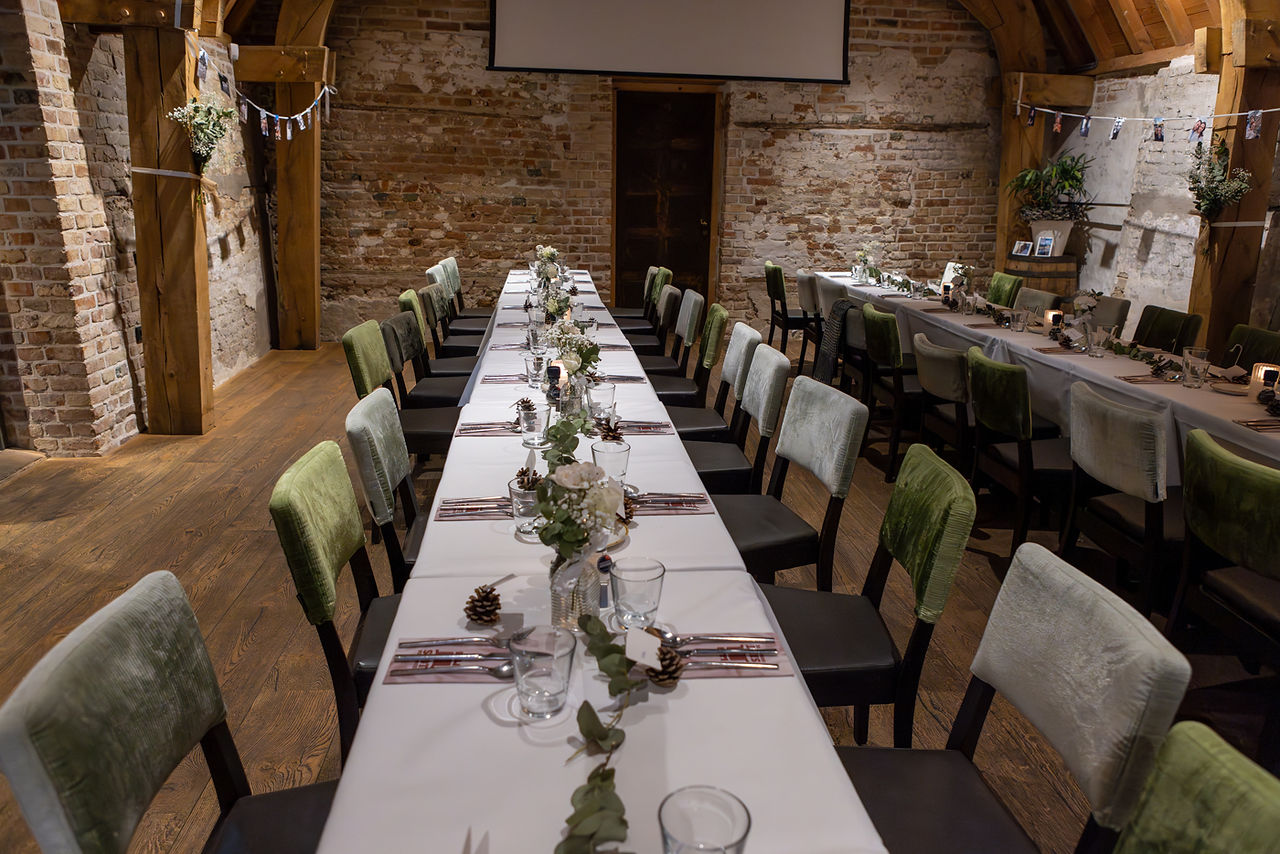 gedekte tafel voor diner bruiloft in Goes