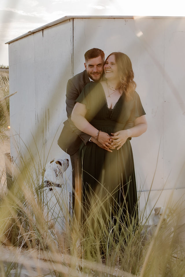 Paar beim Elopement am Strand in Zeeland – intime Hochzeitsmomente