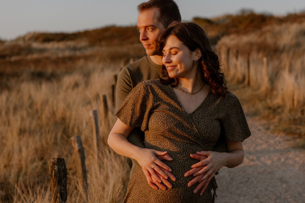 Zwangerschapsshoot tijdens het gouden uur