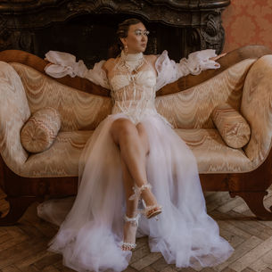 Vrouw in Haute Couture op een bank.