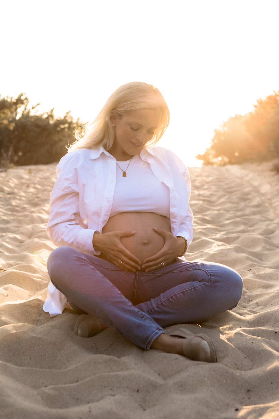 Elegantes Babybauchshooting Strand Zeeland