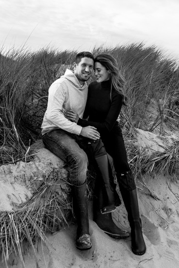 Duits stel op het strand in de duinen van Breskens