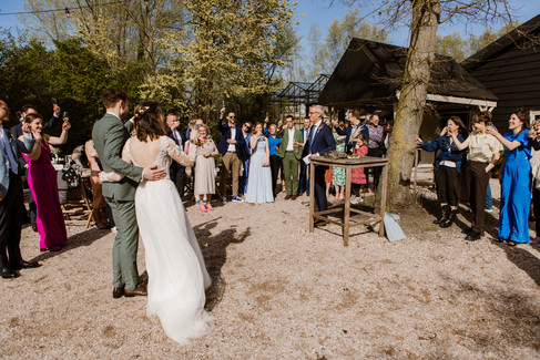 bruidspaar tijdens receptie op Landgoed Twistvliet in Vrouwenpolder