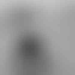 man vraagt vrouw ten huwelijk tijdens fotoshoot op het strand