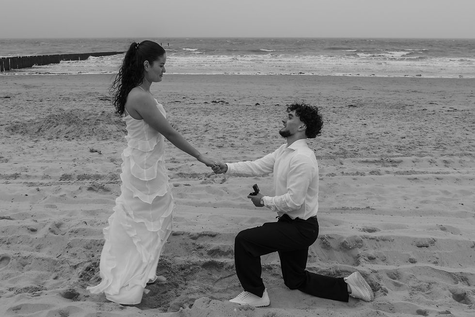 man vraagt vrouw ten huwelijk tijdens fotoshoot