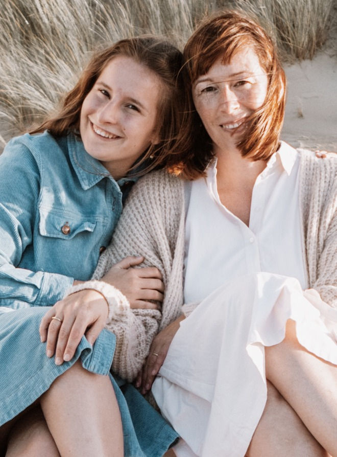 Moeder en dochter in de duinen van Cadzand