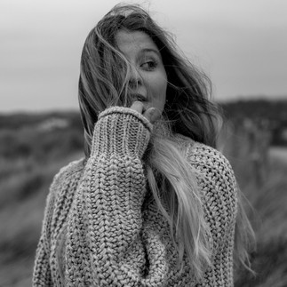 Fotoshooting am Strand bei bewölktem Himmel mit ruhigem Licht