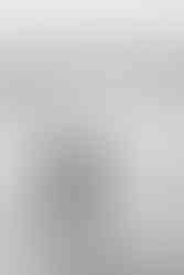 meisje op het strand lopend naar de zee met meeuwen op de achtergrond