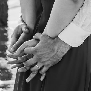 Intimes Elopement in Zeeland – Paar lacht und hält Händchen