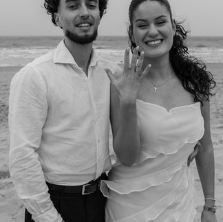 man vraagt vrouw ten huwelijk tijdens fotoshoot op het strand