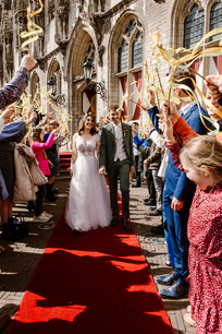 bruidspaar verlaat het stadhuis in Middelburg