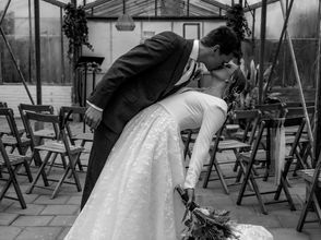 Fotoshoot van romantisch bruidspaar in een oude kas!