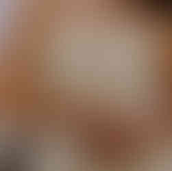 man vraagt vrouw ten huwelijk tijdens fotoshoot op het strand