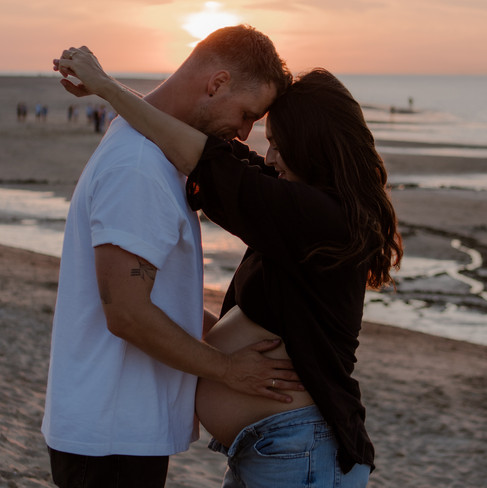 stel tijdens zwangerschapsshoot met gouden uur