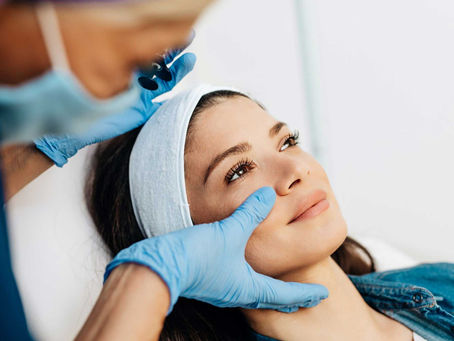 الدليل النهائي لجراحة التجميل في عيادة إنفيلد الملكية في دبي
