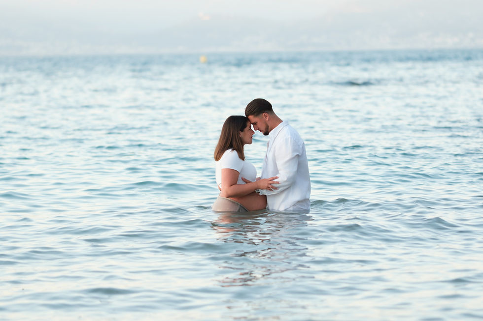 Femme posant dans l’eau lors d’un shooting photo en extérieur, ambiance estivale et naturelle.