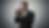 Vue en contre-plongée d’un photographe ajustant son appareil dans un studio