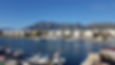 Der Hafen vom Marbella vom Meer aus fotografiert mit der Stadt im Hintergrund