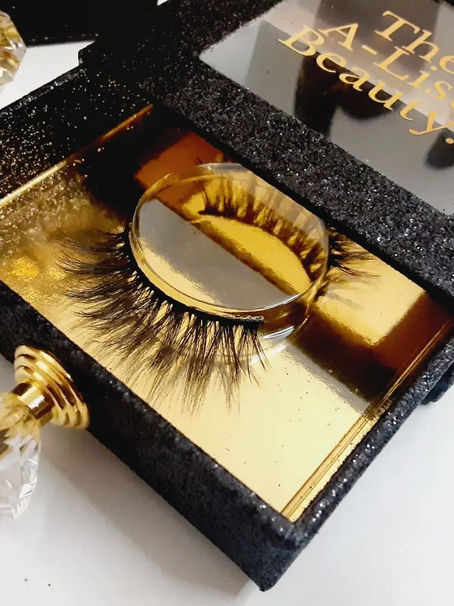 The Ultimate Guide to False Lashes: How to Choose the Perfect Pair