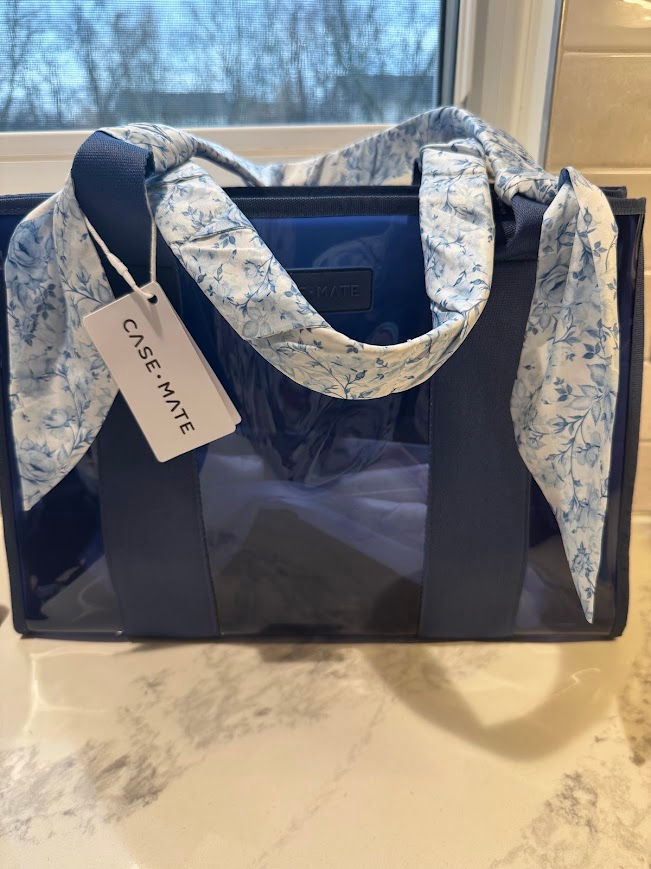 OK besties… these Case-Mate Jelly Totes keep popping up ALL over my social media feeds. 👜At first I thought they were just cute… but turns out they’re actually super practical too: