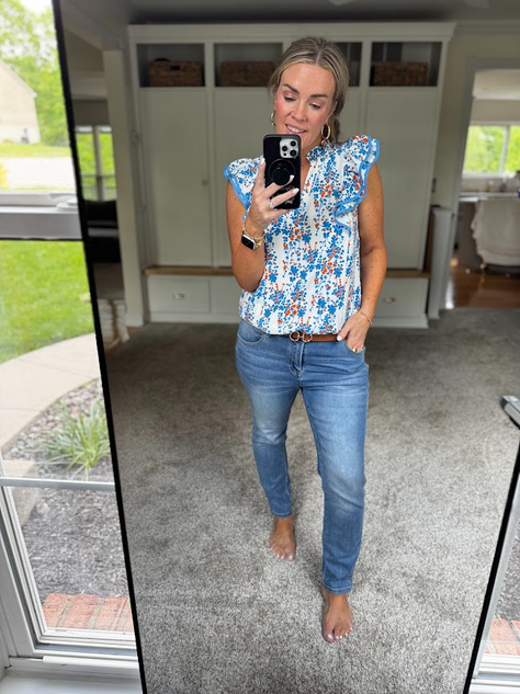 🧡💙 I can't even tell you the amount of compliments I got when I wore this top a couple weeks ago! I had at least 4 women stop me to ask where I got it.