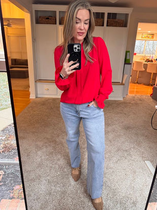 These straight-leg jeans have been on HEAVY rotation lately 🙌 Not too baggy, not skinny… just that perfect, easy everyday fit