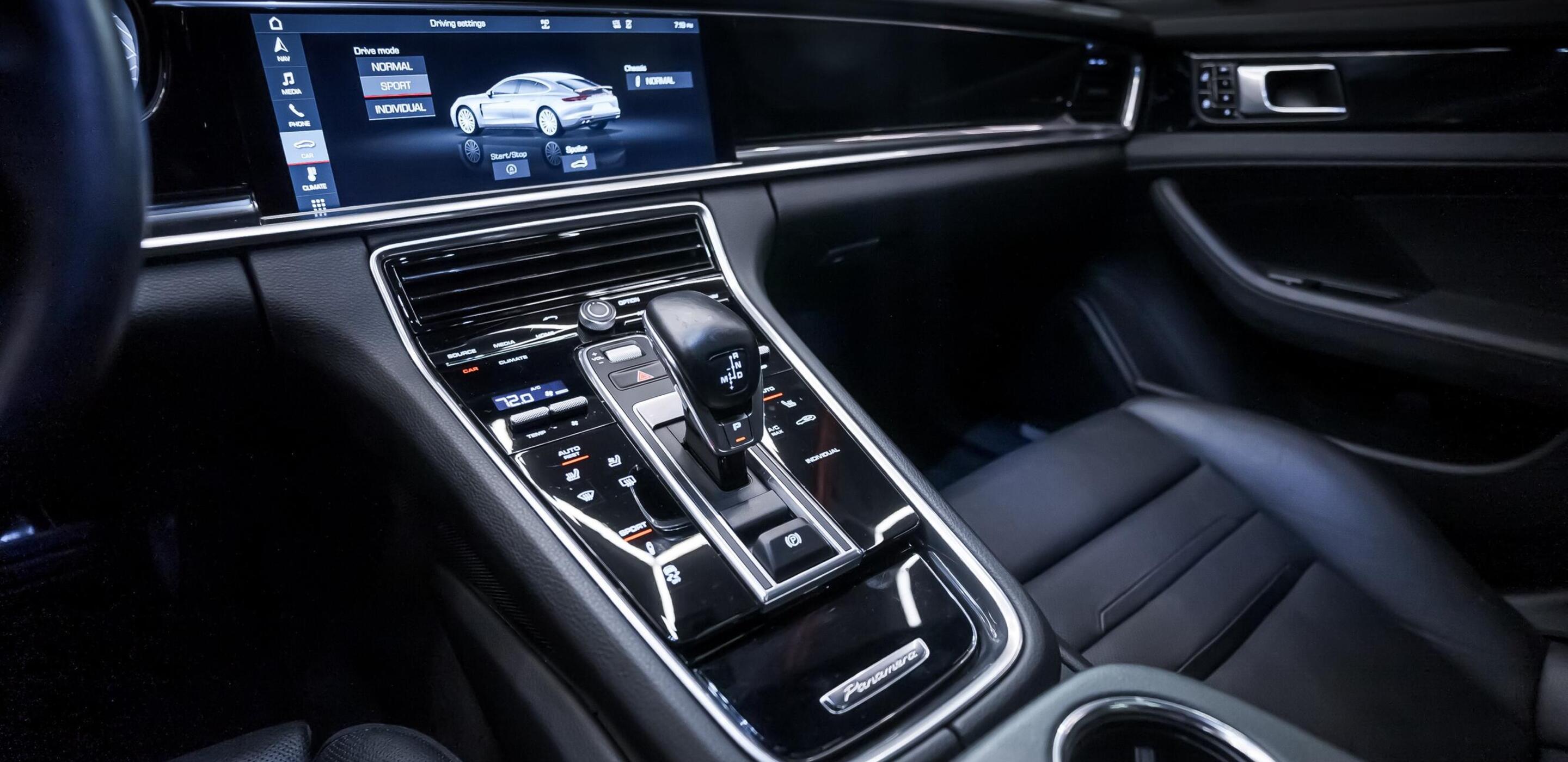 2020 Porsche Panamera, view 3