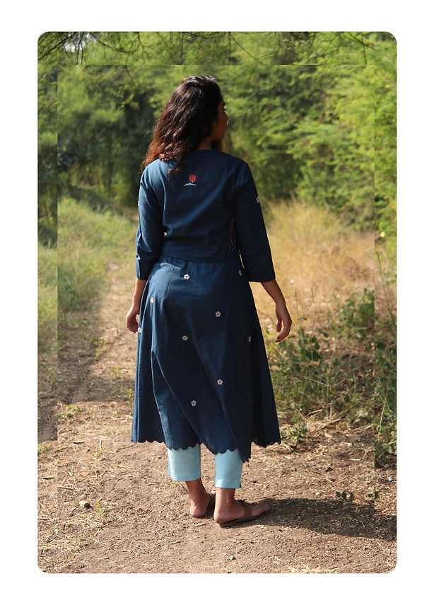 LOOK BOOK BLUE POTTERY58.jpg
