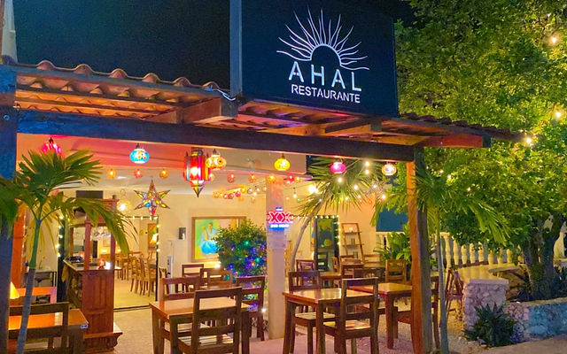 Imagen de la fachada e iluminación nocturna del Restaurante Ahal