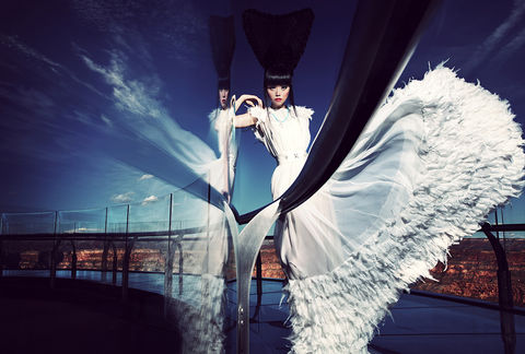 Jessica MinH Anh wearing Van Cleef & Arpels on the Grand Canyon Skywalk