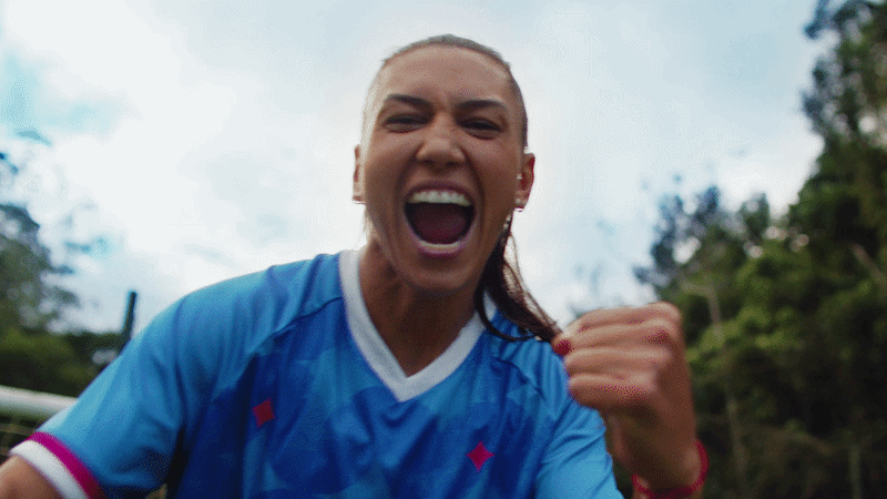 INVISALIGN_03_FUTEBOL_20s_16x9_BASE_LIMPA-ezgif.com-effects.gif