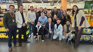 Visitas Técnicas em Supermercados da Expo Supermercados é a oportunidade de entrar em uma loja acompanhado de outros supermercadistas e olhar para a operação com atenção. Não estamos ali apenas para conhecer um supermercado. Estamos para perguntar, observar, conversar e aprender com quem vive aquela operação todos os dias. Nesta edição, visitamos o Bistek Supermercados, na Avenida Nilo Peçanha, em Porto Alegre (RS), onde fomos recebidos pelo gerente da unidade, Idiomar. A partir daí, começamos uma verdadeira aula prática de supermercado.