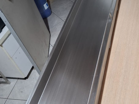 Prateleira aérea em aço inox com proteção em vergalhão: mais segurança, organização e higiene para cozinhas profissionais