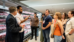 Toda rede comemora quando abre uma nova loja. Mas poucas fazem a pergunta mais importante: quem vai produzir?