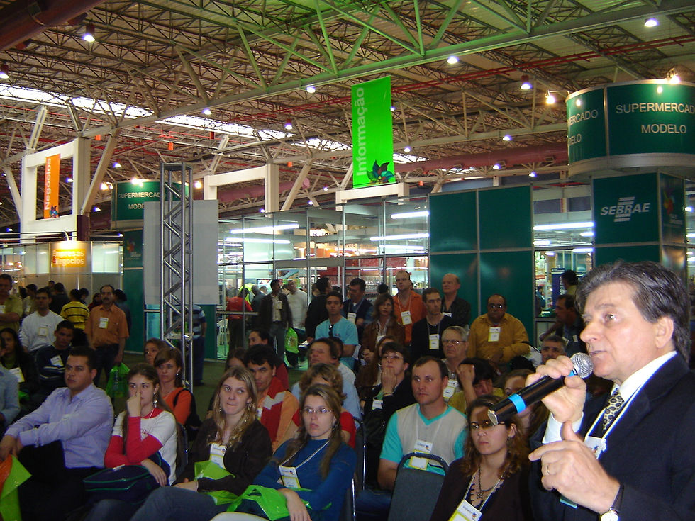 Clóvis Polese realizando palestra na Feira do Empreendedor em Porto Alegre-RS com temas aos micro e pequenos empreendedores do setor varejista de alimentos e bebidas. Ao fundo o Supermercado Modelo da Expo Supermercados.