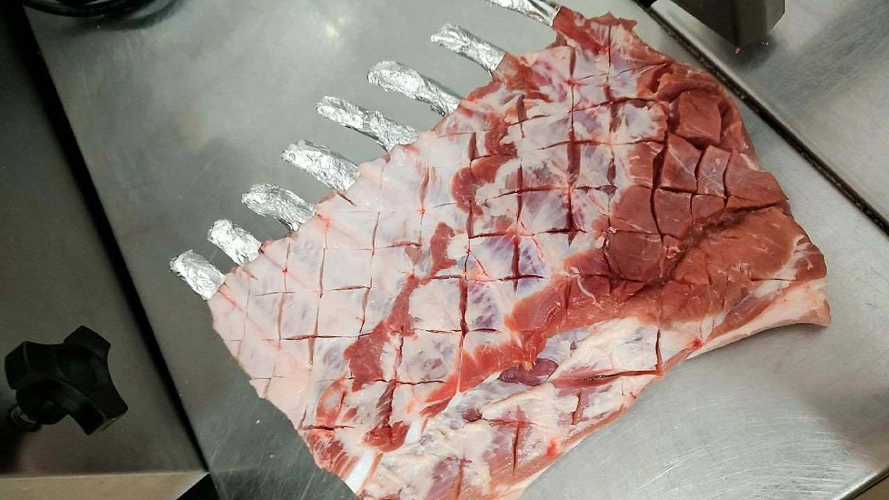 exposição carne açougue colocando aluminio