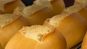 O cheirinho de pão que transforma a padaria do supermercado