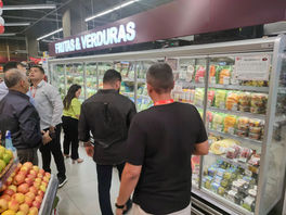 Consumidor compra menos itens, mas busca maior valor agregado