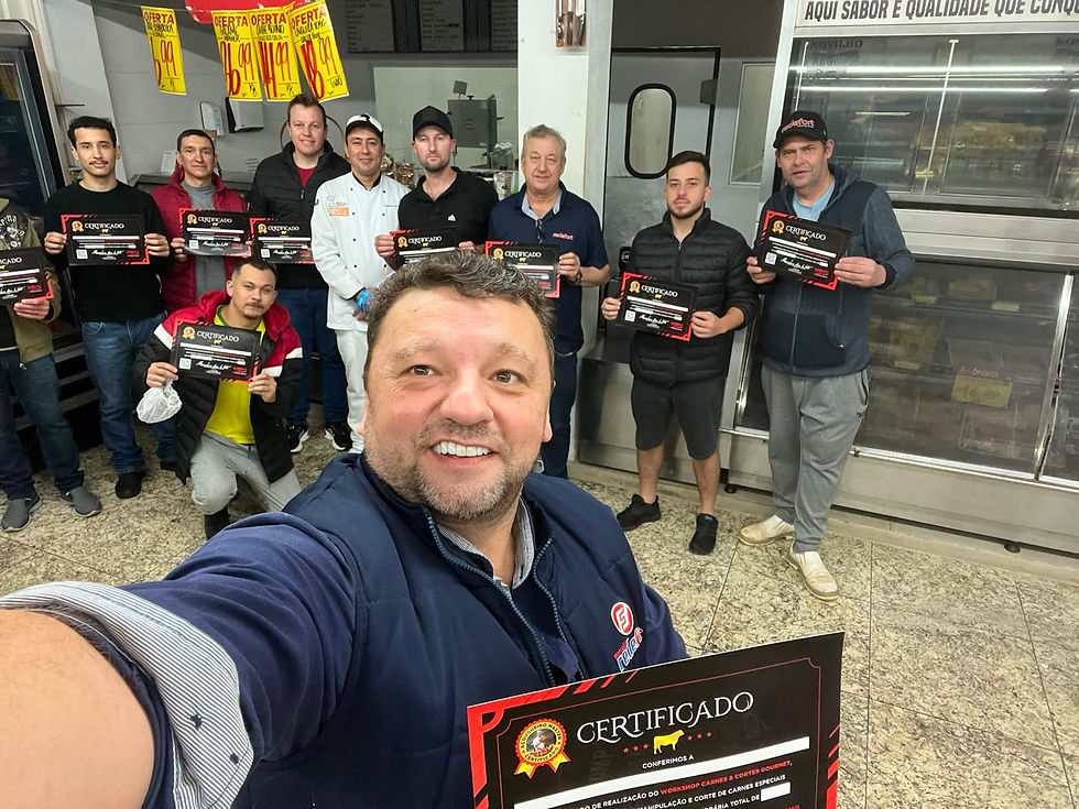 Grupo em selfie no açougue, homens seguram certificados; placas amarelas de oferta ao fundo, clima de conquista.